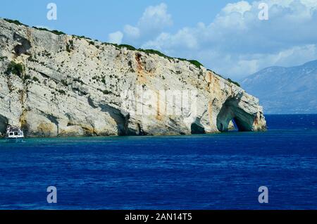 La Grecia, l'isola di Zante, escursione nave e grotte blu a capo Skinari, l'isola di Cefalonia in background Foto Stock