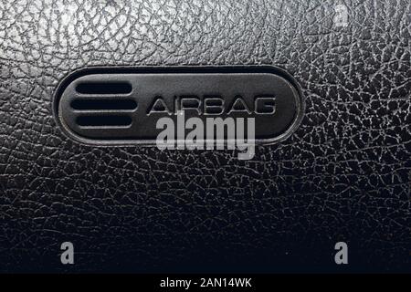 Chiudere l immagine della texture in pelle cruscotto di automobile e airbag. Immagine concettuale della tecnologia e smart auto Foto Stock