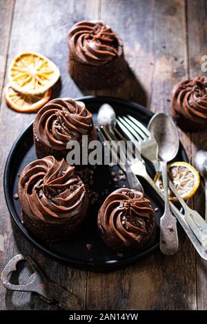 Tortini di cioccolato con noci e panna.Foto scattata in anticipo.il cibo sano e dessert.in stile vintage Foto Stock