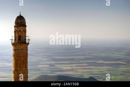 La famosa Moschea "Ulu Cami minareto.' Cupola di Zinciriye Medrese, Mardin, a sud est della Turchia Foto Stock