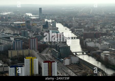 14 gennaio 2020, Berlino: Vista dalla torre della televisione di Berlino Alexanderplatz in direzione sud-est. Tra le altre cose si possono vedere lo Spree, i quartieri Mitte, Kreuzberg (r) e Friedrichshain. Foto: Jens Kalaene/dpa-Zentralbild/ZB Foto Stock