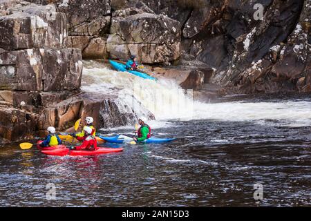 Gruppo di adolescenti formazione in kayak sul fiume Etive Falls, Glencoe, Highlands scozzesi, Scotland, Regno Unito in Marzo Foto Stock
