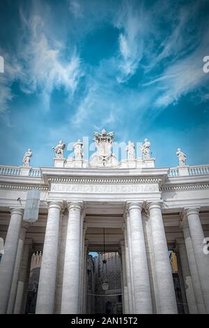 Città del Vaticano - Gennaio 08, 2014: Parte dell imponente collonade che circonda Saint Peters Square nella Città del Vaticano. Foto Stock