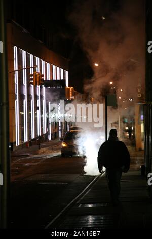 Il vapore in una New York Street di notte Foto Stock