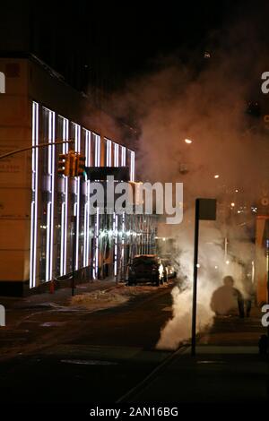 Il vapore in una New York Street di notte Foto Stock