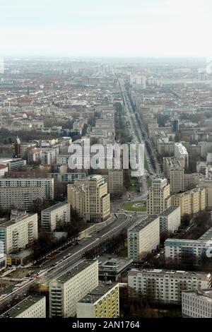 14 gennaio 2020, Berlino: Vista dalla torre della televisione di Berlino Alexanderplatz in direzione est. Tra le altre cose, sono esposti Straußberger Platz e Karl-Marx-Allee nel quartiere Friedrichshain. Foto: Jens Kalaene/dpa-Zentralbild/ZB Foto Stock