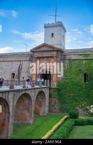 Barcellona, Spagna - Settembre, 2013: vista sul Castello di Montjuic sulla montagna Montjuic a Barcellona, Spagna Foto Stock