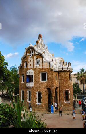 Barcellona SPAGNA, settembre 2013 Gatehouse nel Parco Guel che è stato progettato da Antonio Gaudì, che era stato originariamente progettato come la casa del custode Foto Stock