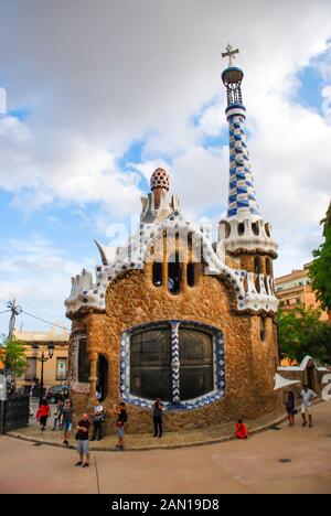 Barcellona SPAGNA, settembre 2013 Gatehouse nel Parco Guel che è stato progettato da Antonio Gaudì, che era stato originariamente progettato come la casa del custode Foto Stock