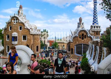 Barcellona SPAGNA, settembre 2013 Gatehouse nel Parco Guel che è stato progettato da Antonio Gaudì, che era stato originariamente progettato come la casa del custode Foto Stock