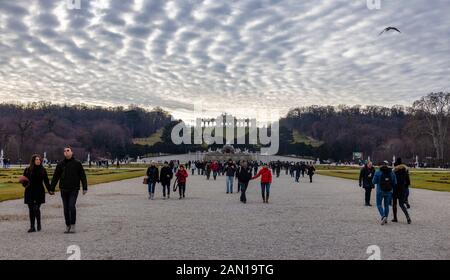 Vienna, AUSTRIA - 30 DICEMBRE 2019: I turisti camminano nel giardino del Palazzo di Schonbrunn (in tedesco: Schloß Schönbrunn) il 30 dicembre 2019 a Vienna, in Austria. Foto Stock