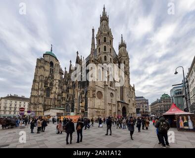 Vienna, AUSTRIA - 30 DICEMBRE: I turisti camminano intorno alla Cattedrale di Santo Stefano (in tedesco: Stephansdom / Domkirche St. Stephan) a Stephansplatz il 30 dicembre 2019 a Vienna, Austria. Foto Stock