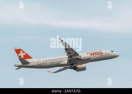 Domodedovo, Russia - 1° maggio 2018: Aereo Airbus A321, Sibilir S7 Airlines che atterra all'aeroporto Domodedovo, regione di Mosca. Foto Stock