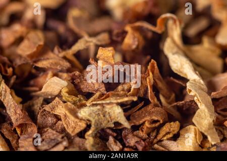 Un mucchio di tessitura di tabacco tagliata di fresco sullo sfondo. Primo Piano Foto Stock