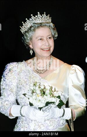 La regina Elisabetta II arriva a Covent Garden Opera House per celebrare 40 anni del suo regno, Londra, Gran Bretagna Febbraio 1992 Foto Stock