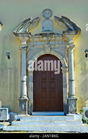 Grecia ZANTE, ingresso con rilievo religioso della chiesa di Agios Charalambos Foto Stock