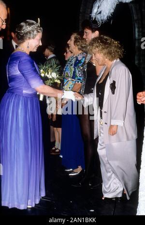 HM Queen Elizabeth II (a sinistra) e cantante Petula Clark. Celebrazione del Gala del Grande evento di Quarant'Anni del Regno della regina Elisabetta II, Earls Court, Foto Stock