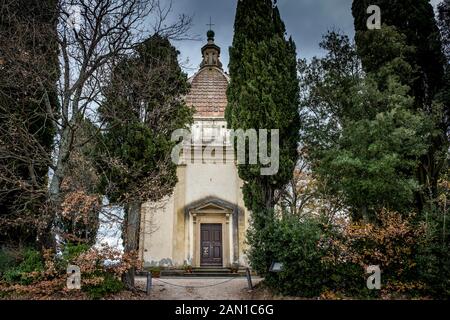 Cappella di San Michele Arcangelo, progettato e costruito da Santi di Tito negli ultimi anni del sedicesimo secolo che domina la Valdelsa Foto Stock