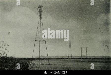 Pacific Service Magazine . imately2000 piedi di distanza. Il fiume SanJoaquin è attraversato da tre alzaie alte tra le due strutture di anchorora, il middletower essendo situato sull'isola nel fiume. Poiché i thespans sono più corti (3175ft. E 2250 piedi rispettivi-ly) queste torri sono 269ft., 359 ft. E 314 ft., in altezza. Si ritiene che la torre di 459 piedi sulla riva sud del SacramentoRiver sia la più alta struttura utilizzata per sostenere una linea di trasmissione. Prima di iniziare progetti finali sulle lunghe tratte che attraversano San Joaquin e Sacra-mento studi preliminari realizzati con vari schemi nei fiumi Foto Stock