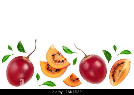 Tamarillo freschi frutti con foglie isolato su sfondo bianco con copia spazio per il tuo testo. Vista dall'alto. Lay piatto Foto Stock