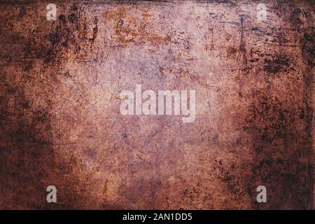 Vista aerea graffiato grunge foglio di rame metallico. Texture con luce vignettatura. Foto Stock