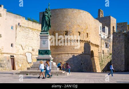 Otranto, Italia - 19 maggio 2018: monumento dedicato agli eroi e martiri di Otranto e uno scorcio del centro storico di Otranto Foto Stock