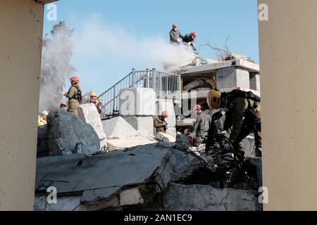 Zikim, Israele. 15th gennaio 2020. I primi soccorritori israeliani dispiegano e perforano le conseguenze di un grave terremoto in un'area urbana nel quadro della 6th Conferenza internazionale sulla preparazione e la risposta alle emergenze (IPRED VI) alla base dei comandi Home Front Command dell'IDF. La conferenza ha ospitato circa 1.000 soccorritori di emergenza da organizzazioni civili e militari provenienti da 37 paesi. Credito: Nir Alon/Alamy Live News. Foto Stock