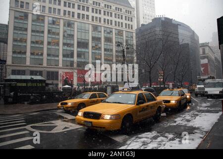 Yellow Cabs fuori JC Penny's New York Foto Stock