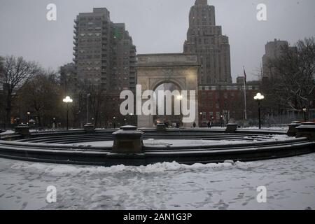 Washington Square Arch Greenwich Village di New York nella neve Foto Stock