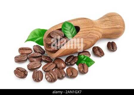Cumulo di chicchi di caffè tostati nello scoop di legno con foglie isolato su sfondo bianco con percorso di clipping e tutta la profondità di campo Foto Stock
