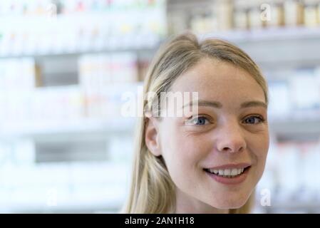 Ritratto di giovane donna sorridente in farmacia Foto Stock