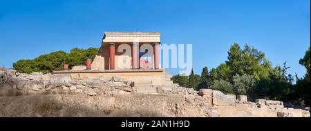 Panoroana di Minoan dell'ingresso Nord Propylaeum con la sua carica dipinta releif toro, il sito archeologico del Palazzo di Cnosso, Creta Foto Stock