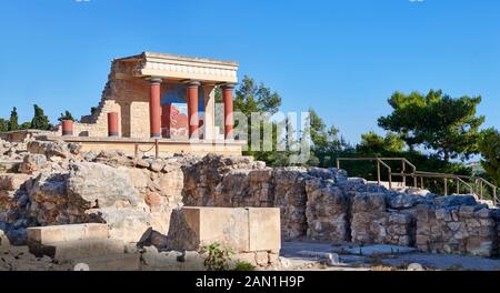 Minoan del Nord ingresso Propylaeum con il suo dipinto ricarica bull releif, il sito archeologico del Palazzo di Cnosso, Creta Foto Stock