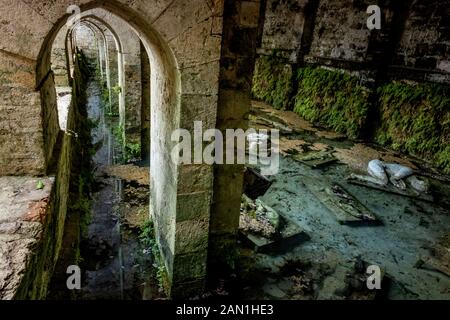 La Fonte delle Fate è una fontana pubblica si trova a Poggibonsi, in provincia di Siena. Costruito intorno alla seconda metà del XIII secolo da th Foto Stock