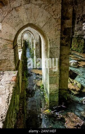 La Fonte delle Fate è una fontana pubblica si trova a Poggibonsi, in provincia di Siena. Costruito intorno alla seconda metà del XIII secolo da th Foto Stock