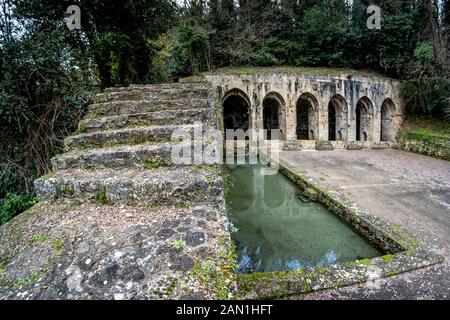 La Fonte delle Fate è una fontana pubblica si trova a Poggibonsi, in provincia di Siena. Costruito intorno alla seconda metà del XIII secolo da th Foto Stock