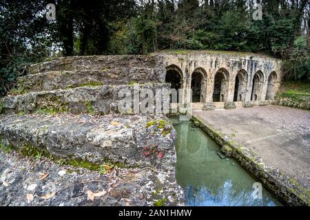 La Fonte delle Fate è una fontana pubblica si trova a Poggibonsi, in provincia di Siena. Costruito intorno alla seconda metà del XIII secolo da th Foto Stock