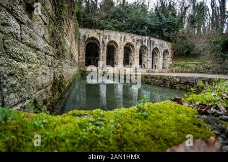 La Fonte delle Fate è una fontana pubblica si trova a Poggibonsi, in provincia di Siena. Costruito intorno alla seconda metà del XIII secolo da th Foto Stock