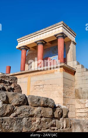 Minoan del Nord ingresso Propylaeum con il suo dipinto ricarica bull releif, il sito archeologico del Palazzo di Cnosso, Creta Foto Stock