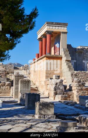 Minoan del Nord ingresso Propylaeum con il suo dipinto ricarica bull releif, il sito archeologico del Palazzo di Cnosso, Creta Foto Stock