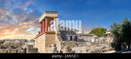 Panorama dell'ingresso nord del Minoan Propylaeum con la sua riacquisizione di tori dipinti, il sito archeologico del Palazzo di Cnosso, Creta. Al tramonto. Foto Stock