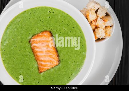 Deliziosa zuppa di crema di spinaci verdi con salmone Foto Stock