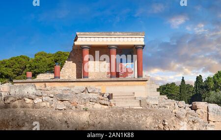 Minoan del Nord ingresso Propylaeum con il suo dipinto ricarica bull releif, il sito archeologico del Palazzo di Cnosso, Creta Foto Stock