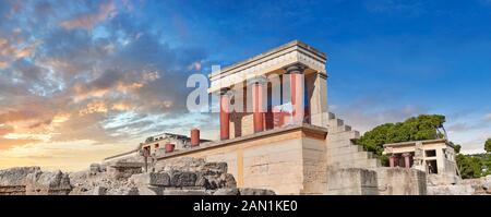 Panorama di Minoan dell'ingresso Nord Propylaeum con la sua carica dipinta releif toro, il sito archeologico del Palazzo di Cnosso, Creta Foto Stock