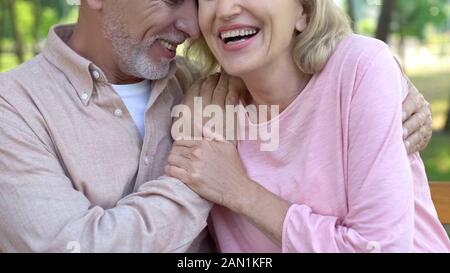 Amorevole coppia senior ridere insieme, di vecchiaia la felicità, romantico vicinanza Foto Stock