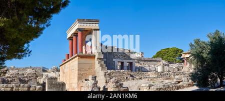 Panorama dell'ingresso nord del Minoan Propylaeum con la sua riacquisizione di tori dipinti, il sito archeologico del Palazzo di Cnosso, Creta Foto Stock