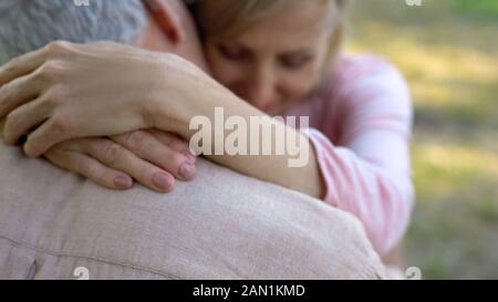 Il vecchio uomo teneramente kissing moglie, felicemente sposato di età giovane costeggiata, flirtare Foto Stock
