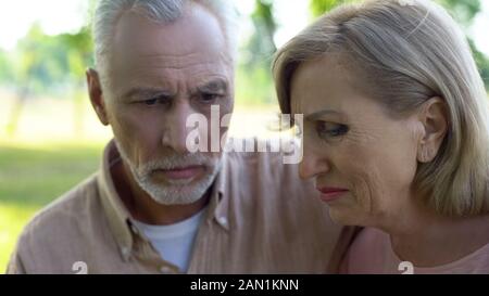 Disperato il marito e la moglie pensando di problema, problema di salute, cercando sottolineato Foto Stock