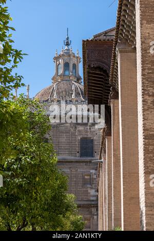 La cupola e lanterna del xvii secolo Iglesia Sagrario dal Patio de los Naranjos nella Cattedrale di Siviglia Foto Stock