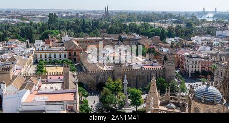 Una vista, dalla Giralda, della Sagrestia principale della Cattedrale di Siviglia. Plaza del Triunfo e Real Alcázar con le lontane torri di Plaza De Espana. Foto Stock